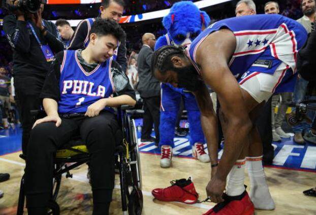 德甲-哈登准绝杀背后好暖心：向枪击案瘫痪中国学生赠鞋